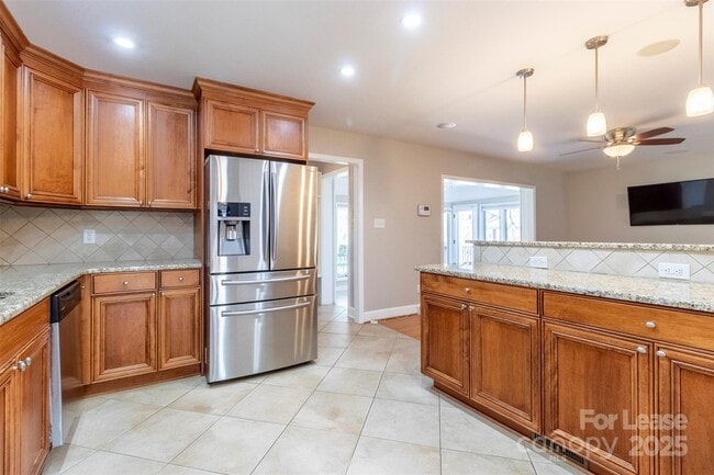 Building Photo - 6618 Castlegate Dr