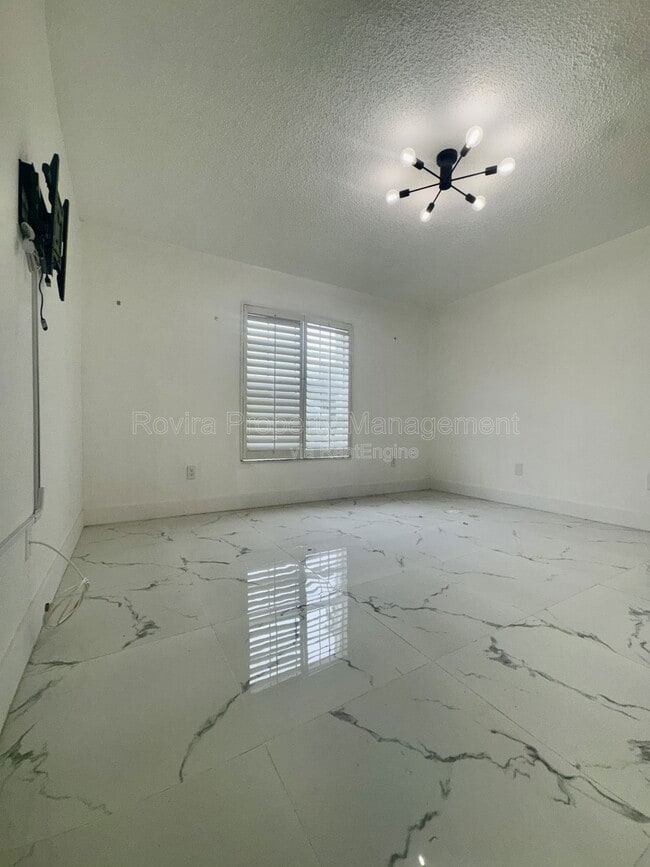 Building Photo - 2215 SE 6th Ct