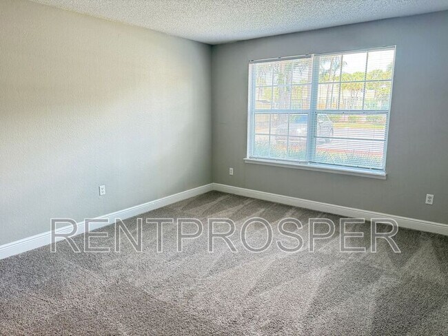 Building Photo - 4022 Versailles Dr