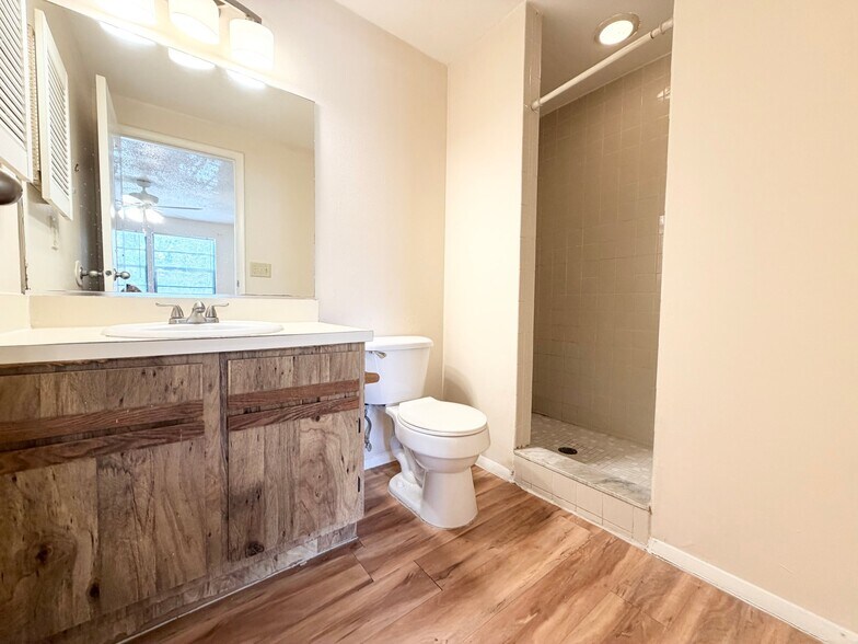 Building Photo - 129 Camphor Cir