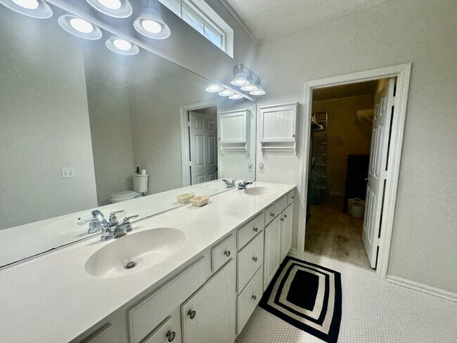 Building Photo - Beautifully Updated Elegant two Bedroom Ho...