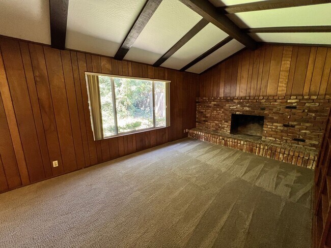 Building Photo - Spacious Home in Wonderful Davis Neighborhood!