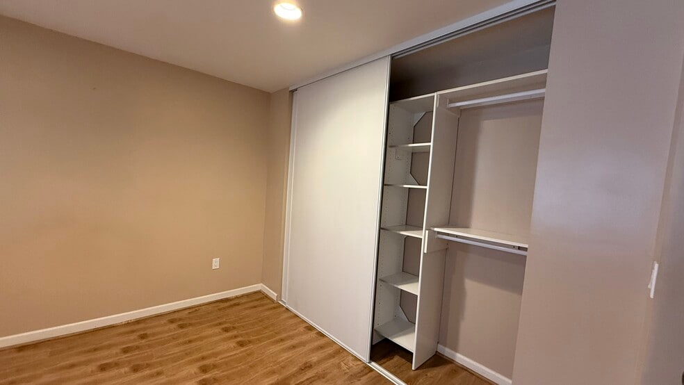 Building Photo - 596 S Mentor Ave