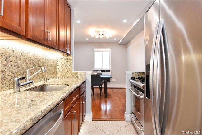 Building Photo - 320 E Shore Rd