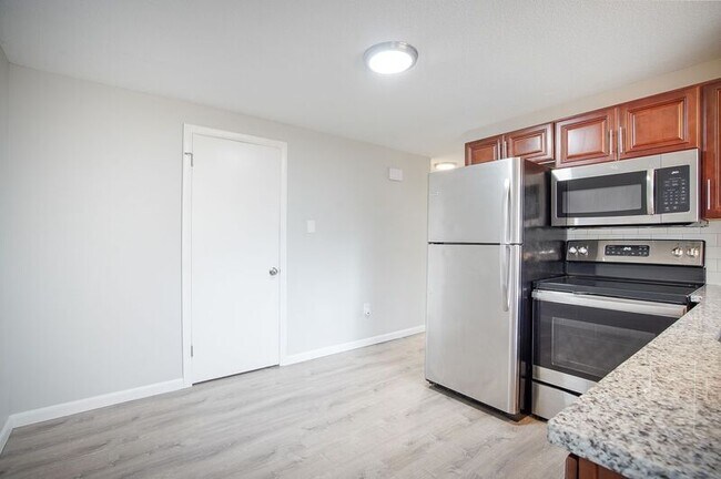 Building Photo - 1133-1135 N Westfield Street