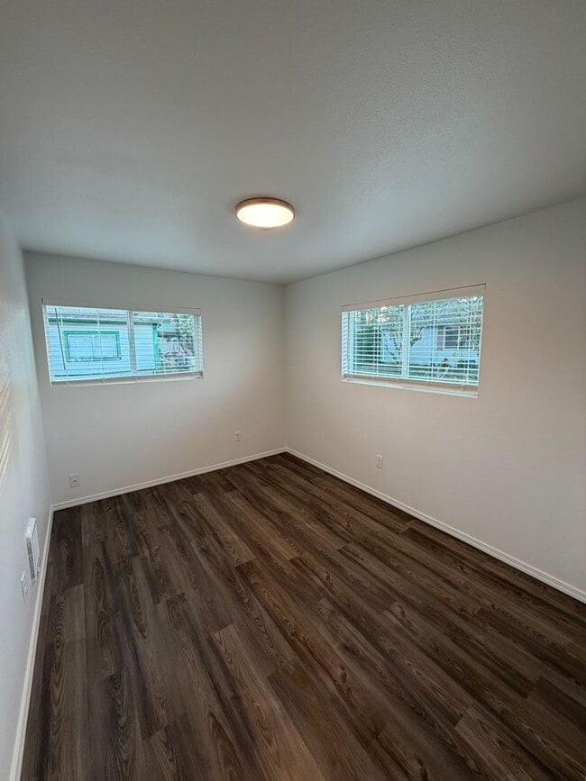 Building Photo - Newly Remodeled 2 Bedroom!