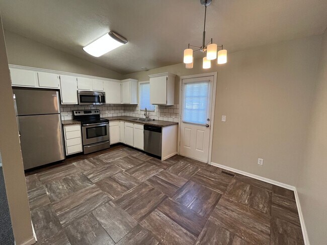 Building Photo - 4 Bedroom 2 bath Ranch Home, with two stall garage, finished basement, in NW Lincoln.