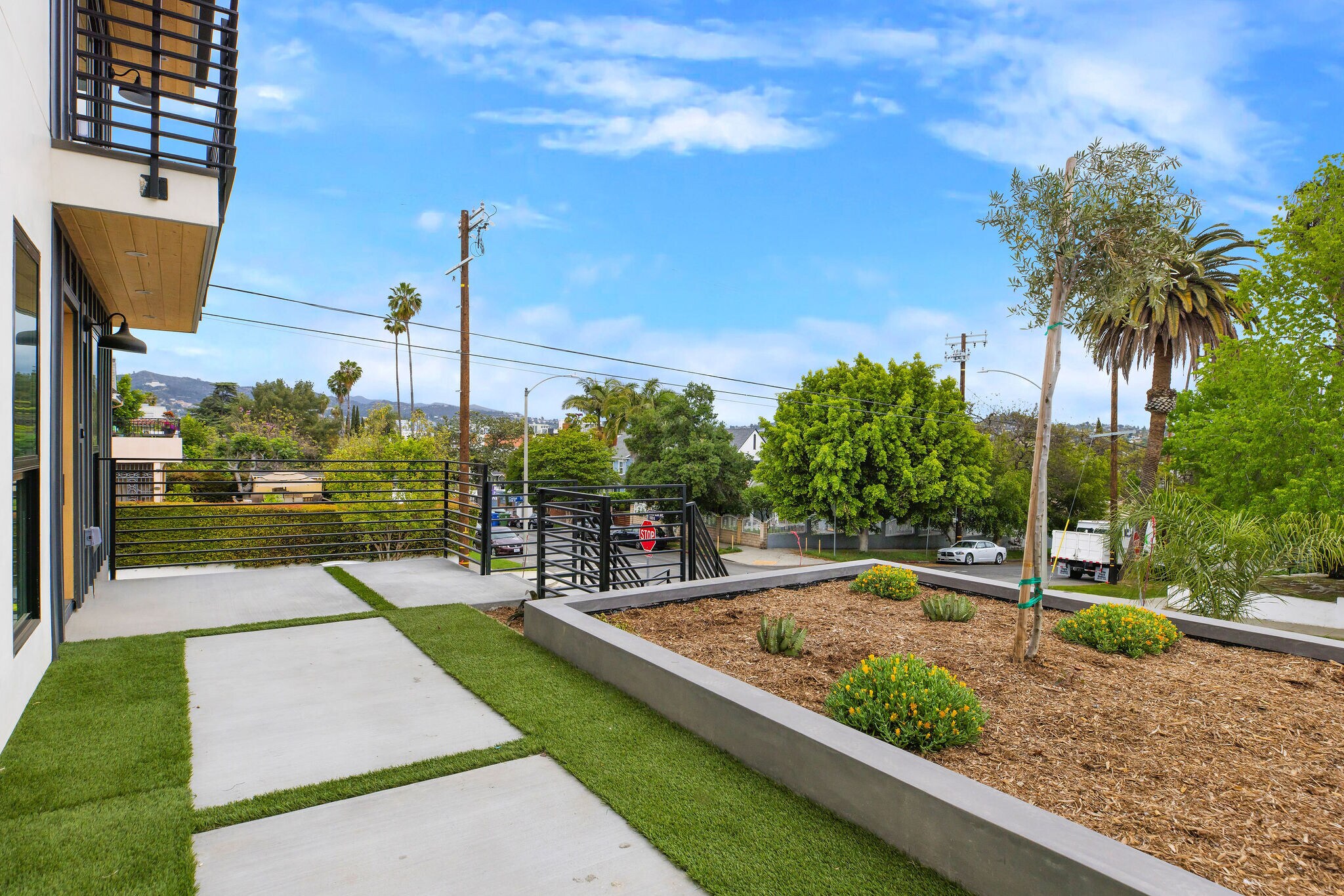 Building Photo - 571 N Mariposa Ave