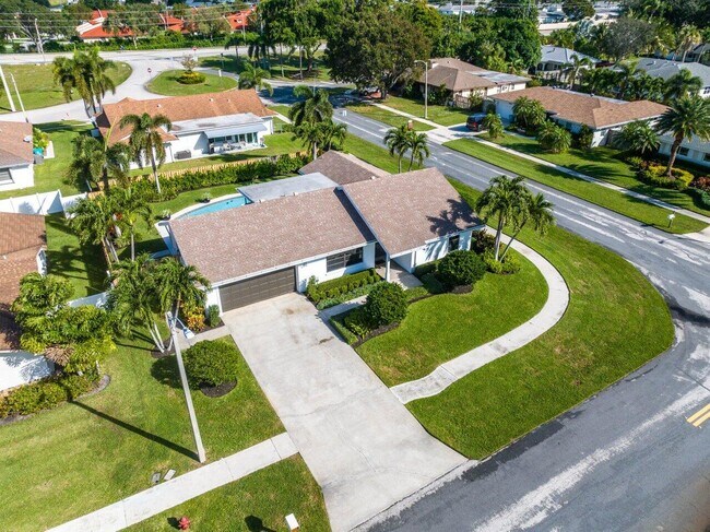 Building Photo - 555 SW 24th Ave