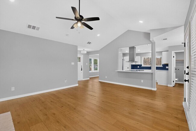 Building Photo - 215 Aspenway Dr