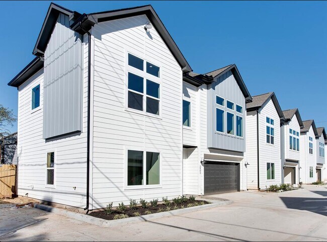 Building Photo - 2915 Sherwood Grn Ln