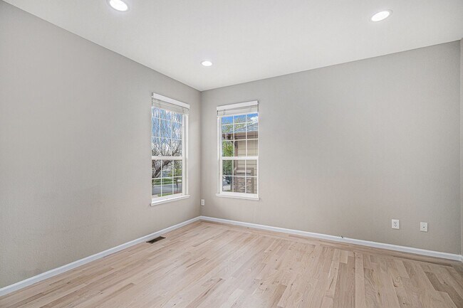 Building Photo - 4 bed/4 bath, Three Story Home Backing to ...