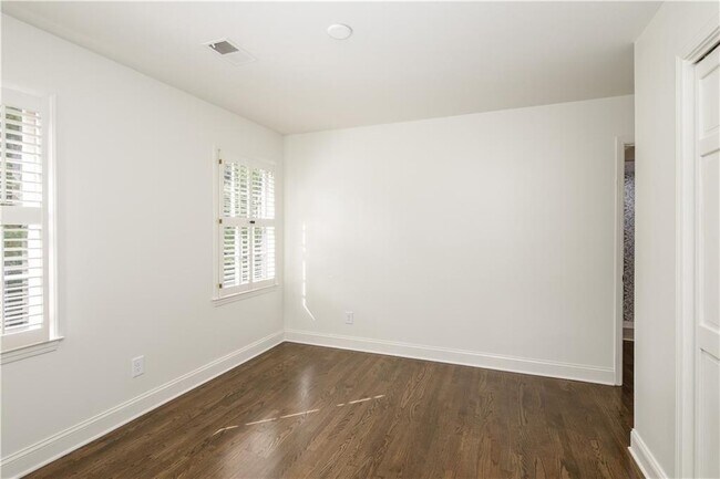 Building Photo - 3017 Greenfield Dr