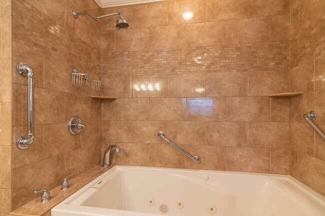 Building Photo - 2130 Pinehurst St