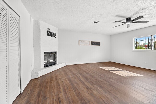 Building Photo - 10027 Valley Sun Dr