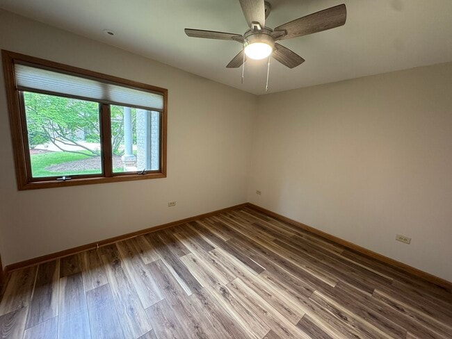 Building Photo - 881 Glenmore Ct