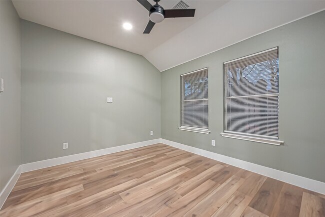 Building Photo - 2 Garden Lodge Pl