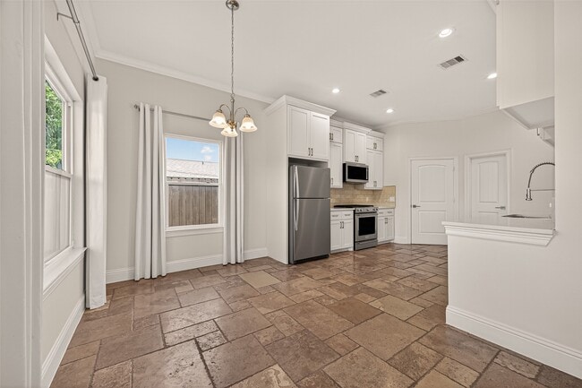 Building Photo - 2211 Silverbonnet St