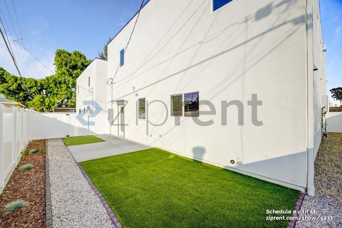 Building Photo - 5637 1/2 Riverton Ave