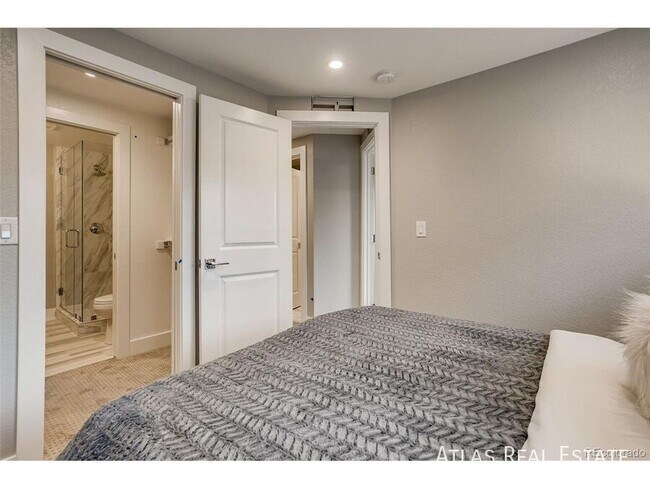 Building Photo - 88 Galapago St