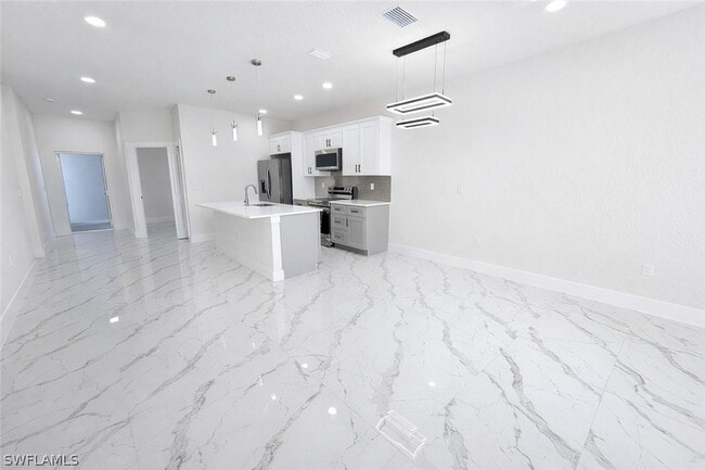 Building Photo - 2421 Milton Ave S