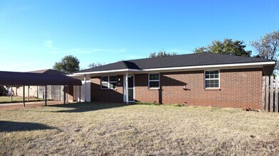 Building Photo - Charming 3 bedroom 1 bath on an Oversized lot