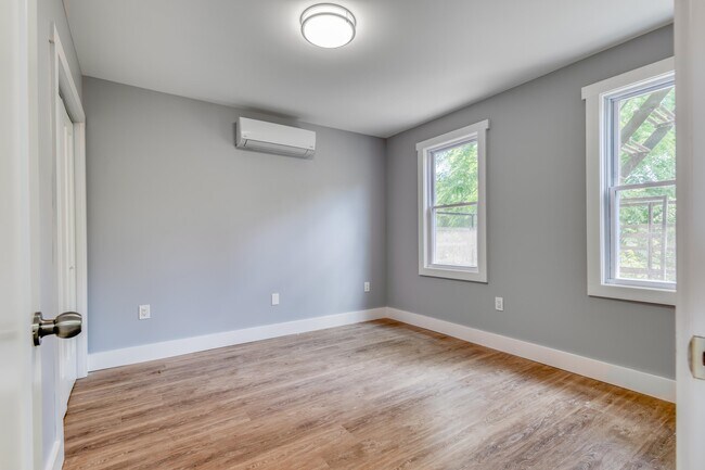 Building Photo - 250 Suydam Ave