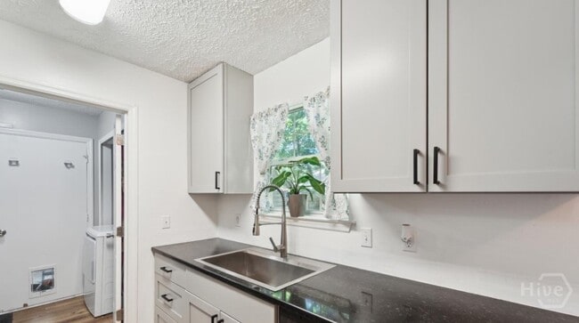 Building Photo - 520 Falcon Dr