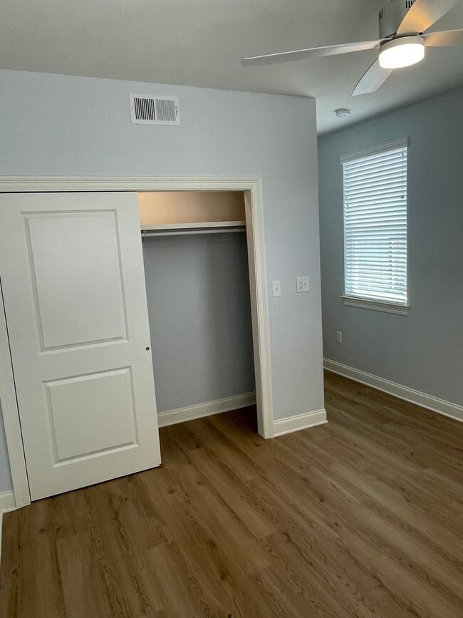 Building Photo - New 3BD/3.5BA w/ Gated Parking, great location Close to Downtown.