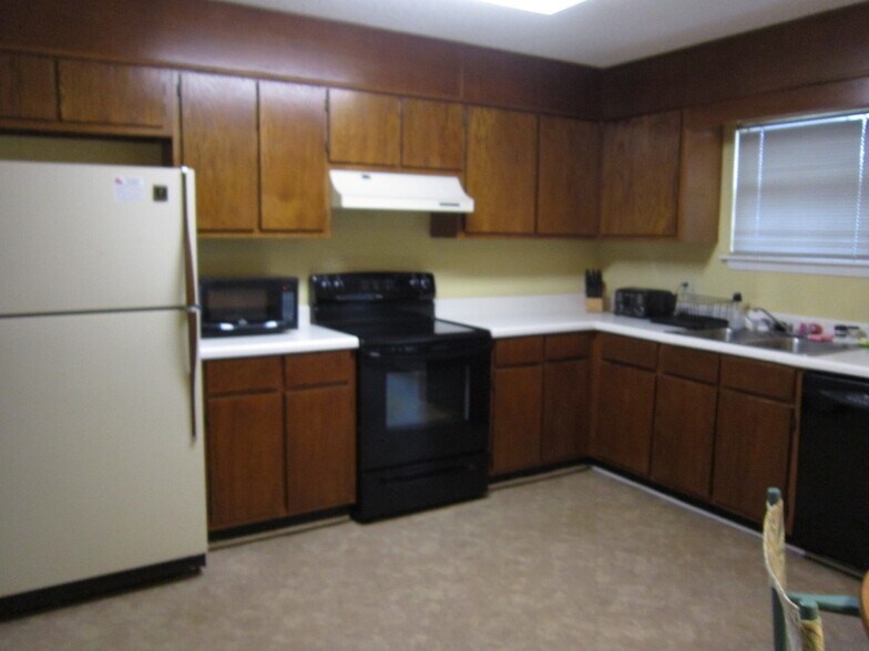 Building Photo - Lakewood Commons