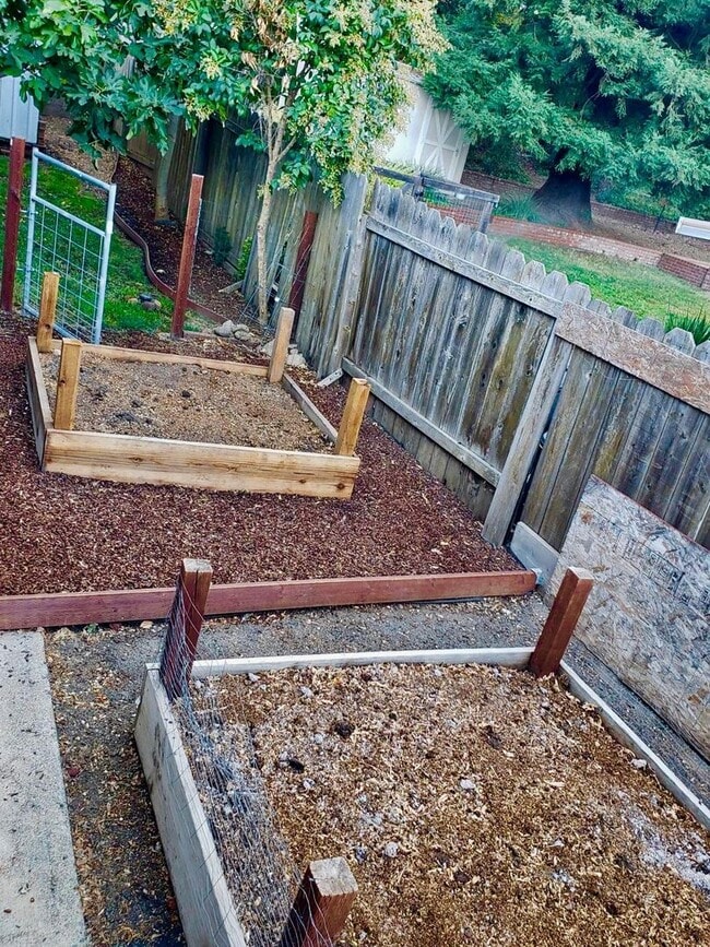 Building Photo - SKYRIDGE HOUSE