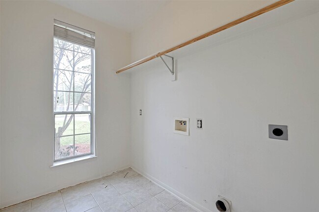 Building Photo - 8846 Gas Light Village Dr