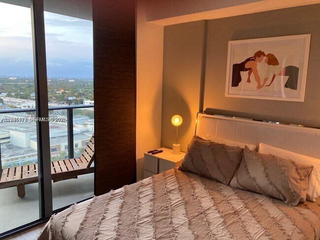 Building Photo - 121 NE 34th St