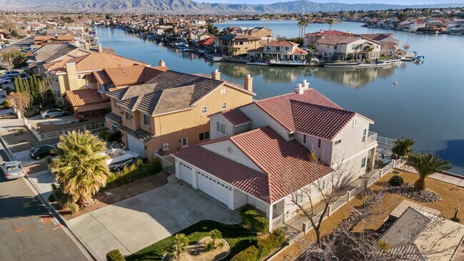Building Photo - 18075 Lakeview Dr