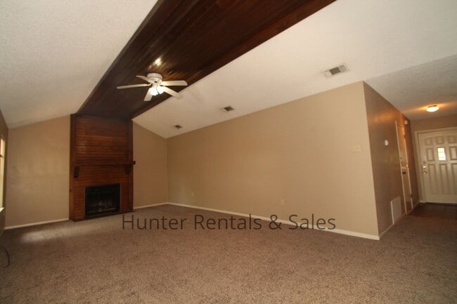 Building Photo - Country Trails Three Bedroom