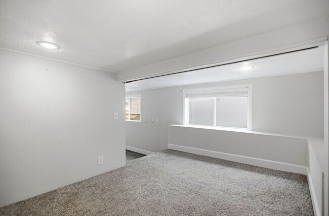 Building Photo - Steps from Green Lake ,6 bed 3 bath home with 2 kitchens and 2 laundry rooms.