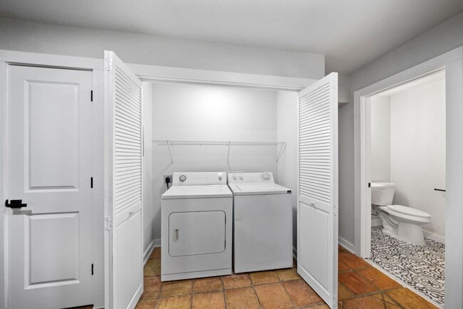 Building Photo - Charming Home Awaits: Spacious & Modern Living in a Prime Location