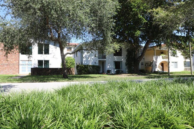 Building Photo - 533 Menendez Ave