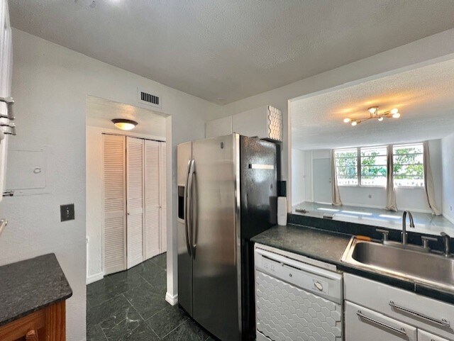 Building Photo - 2016 Bay Dr