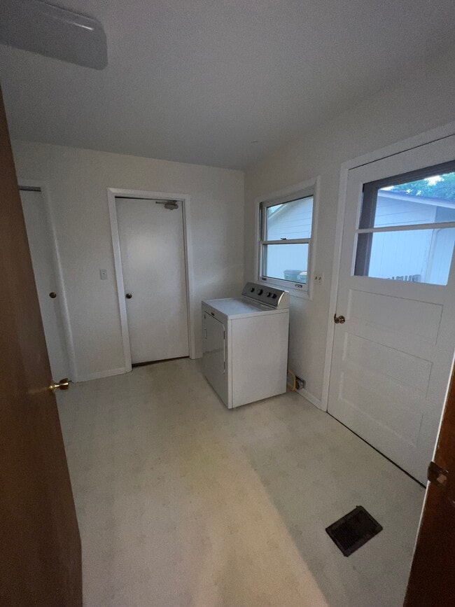 Building Photo - 112 Braemar Dr