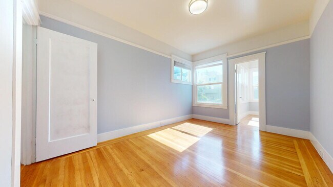 Building Photo - SPACIOUS  2BR + 1 BA WITH BONUS SUNROOM AND IN- UNIT LAUNDRY IN THE RICHMOND.