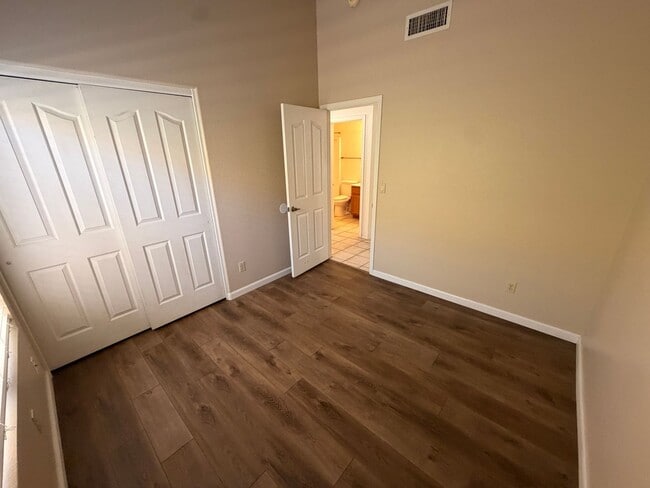 Building Photo - Warm & Charming single level 3 x 2 Home in Stonebridge Lakes!!