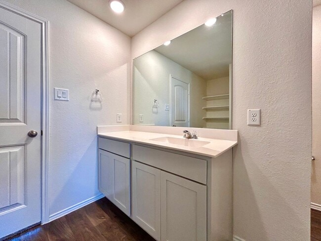 Building Photo - 221 Granary Dr