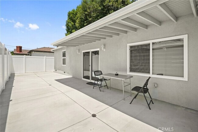 Building Photo - 6933 White Oak Ave