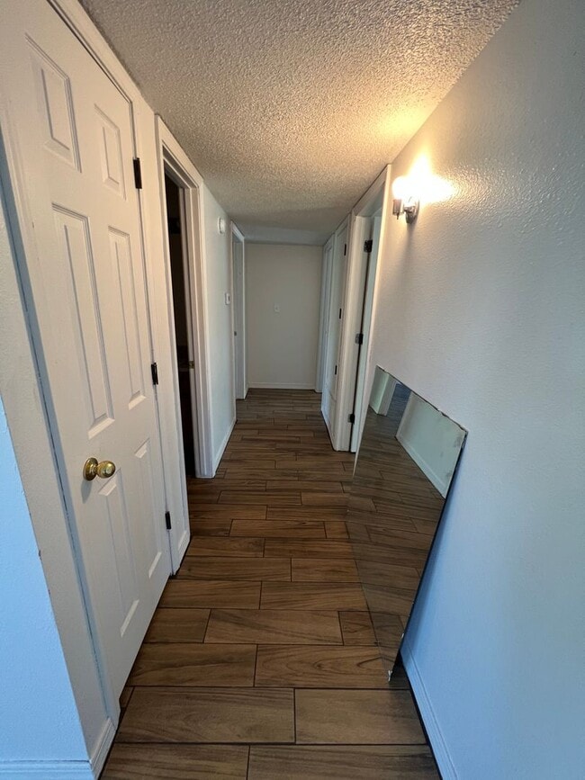 Building Photo - Nice 3 Bed 1.5 Bath House with 1 Car Garag...