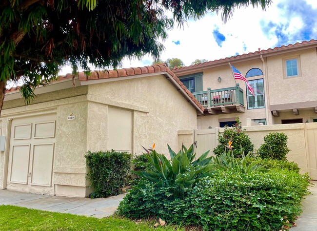 Building Photo - Spacious 3 Bedroom 2.5 Bath Townhouse in C...