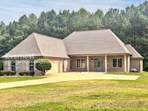 Building Photo - 4-Bedroom Home with Garage / Available Now!