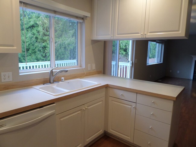 Building Photo - Large 3-Bedroom House w/New Carpet in Grea...