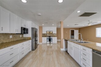 Building Photo - 3966 Green Leaf Dr