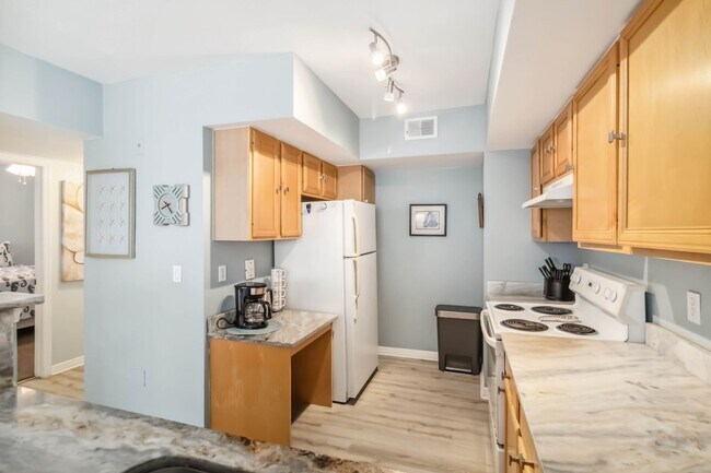 Building Photo - Beautiful furnished 2/2 unit becoming avai...